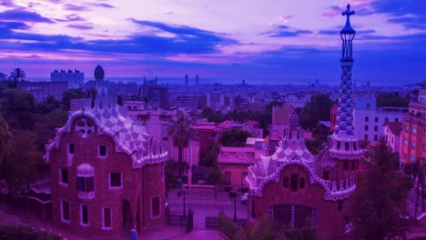 Barcelona-Skyline-Zeitraffer.-Park-Guell-entworfen-von-Antoni-Gaudi-in-Barcelona