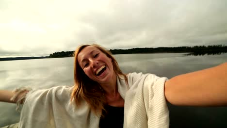 Mujer-joven-en-muelle-de-madera-sobre-el-lago,-toma-selfie-retrato