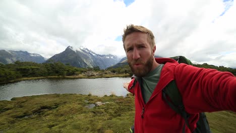 Autorretrato-de-un-excursionista-en-el-fondo-de-la-montaña-hermosa