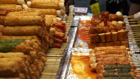 Eomuk,-Koreanisch-Straße-Nahrung.-Gebratener-Fischkuchen-auf-Stick-mit-roter-Soße-in-Seoul,-Korea