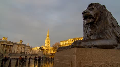 Trafalgar-Square-Löwen-im-Laufe-des-Tages:-Zeitraffer