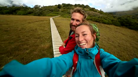 Selbstparken-Porträt-von-einem-Junges-Paar-Wandern