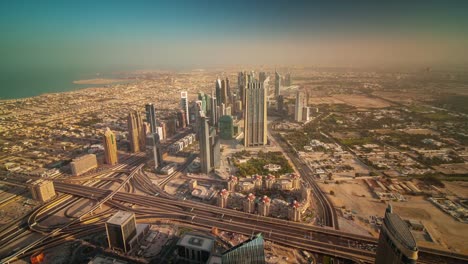 panorama-superior-del-centro-del-techo-de-la-sunrise-ciudad-Dubai-4-tiempo-k-lapso-Emiratos-Árabes-Unidos