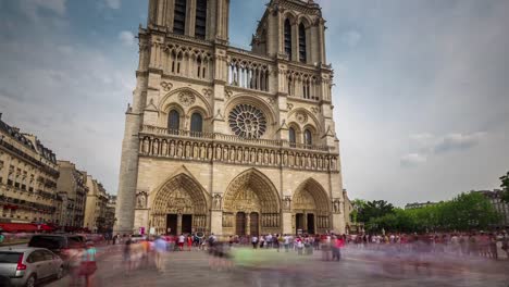 Frankreich-Sonnentag-Notre-Dame-de-Paris-zu-überfüllten-touristischen-Platz-4-k-Zeitraffer