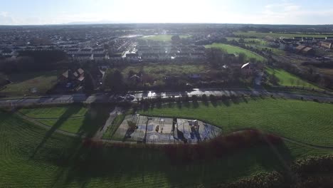 Antenne-Shooting-der-Spielplatz-des-ländlichen-Dorf-in-Irland