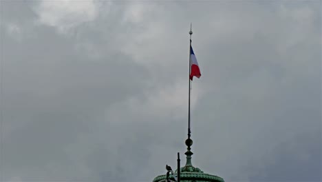 Die-Flagge-an-der-Seite-des-Eiffelturms