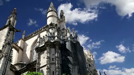 Catedral-de-Sevilla---Catedral-de-Santa-María-de-la-Sede,-Andalucía,-España---es-la-tercera-iglesia-más-grande-del-mundo-y-en-su-momento-de-finalización-en-el-1500-era-la-más-grande-del-mundo