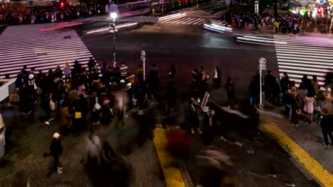 Personas-y-el-tráfico-en-el-cruce-de-Shibuya-en-lapso-de-4K