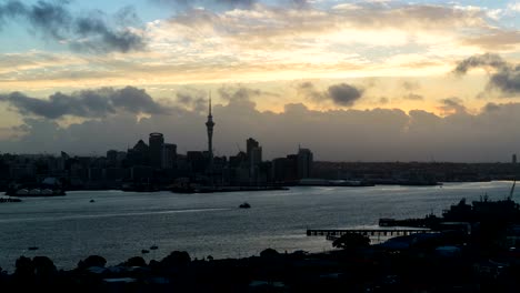 Sonnenuntergang-Zeitraffer---Auckland-Sky-Tower-und-Hafen-in-Auckland