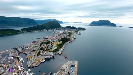 Stadt-von-Alesund-Norwegen-Luftaufnahmen