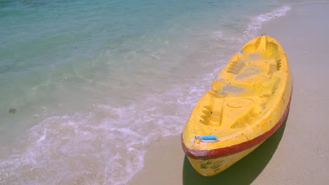 kayaks-on-the-beach.