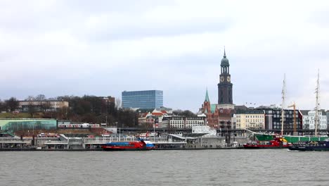 Boot-in-der-Nähe-von-St.-Pauli-Landungsbrücken,-Hamburg,-Deutschland