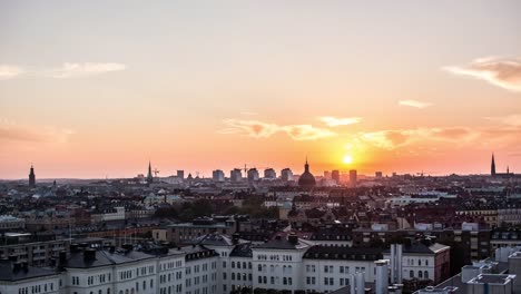 Stockholm-Stadt-bei-Sonnenuntergang-4K-Zeitraffer-kippen.-Blick-auf-Skyline-von-Stadtbild,-die-Hauptstadt-von-Schweden