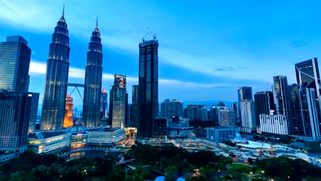 Kuala-Lumpur-paisaje-urbano-histórico-viaje-lugar-de-Malasia-4K-día-a-noche-Time-Lapse-(tilt-up)