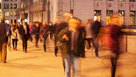 Timelapse-of-commuters-at-night