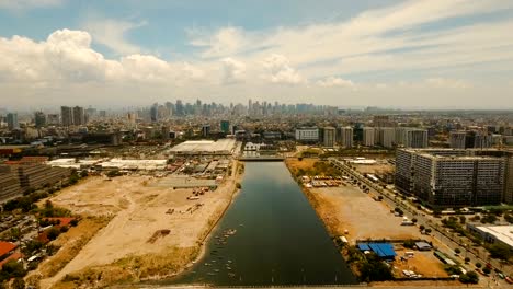 Luftbild-Stadt-mit-Wolkenkratzern-und-Gebäuden.-Philippinen,-Manila,-Makati