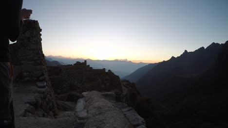 Blick-auf-den-Sonnenuntergang-von-einem-Inka-Ruine,-Inka-Trail,-Machu-Picchu,-Peru