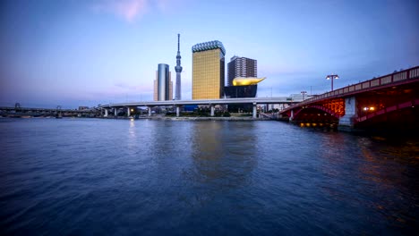 Sonnenuntergang-Tag-und-Nacht-in-Tokyo-City-Skyline,-Tokyo-Sky-Tree,-Sumida-Fluss