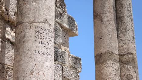 Langsame-Pan,-Säule-mit-Alter-hebräische-Schrift-geschnitzt-in