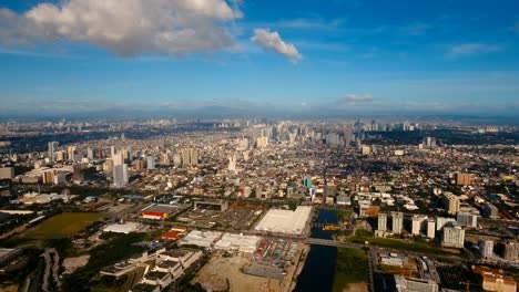 Luftbild-Stadt-mit-Wolkenkratzern-und-Gebäuden.-Philippinen,-Manila,-Makati