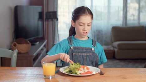 Kinderernährung---Mädchen-weigert-sich,-gesund-zu-essen