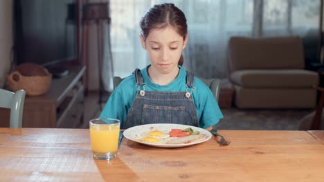 Kinderernährung---Mädchen-weigert-sich,-gesund-zu-essen