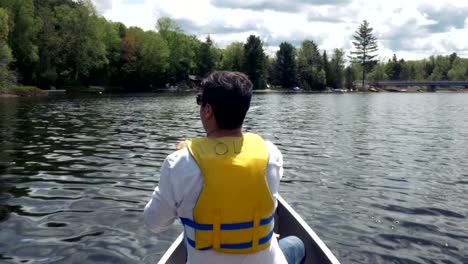 Hombre-remando-alrededor-de-casa-país-Ontario