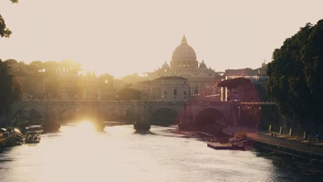 Video-de-una-maravillosa-vista-de-una-puesta-de-sol-que-está-cayendo-detrás-de-la-gran-Basílica-de-San-Pedro-en-Roma,-Italia.