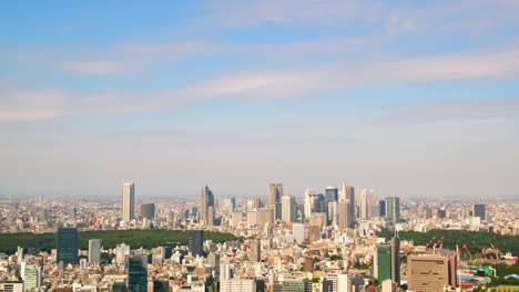 Wolkenkratzer-und-frühen-Herbst-Himmel-in-Shinjuku,-Japan-(Timelapse-video-Zoom-in)