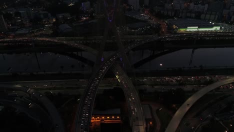 Aéreos-ver-de-Marginal-Pinheiros-y-Puente-Estaiada-por-la-noche-en-Sao-Paulo,-Brasil