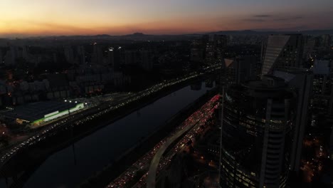 Aéreos-ver-de-Marginal-Pinheiros-y-Puente-Estaiada-por-la-noche-en-Sao-Paulo,-Brasil