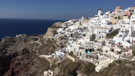 4k-video.-blanco-romántica-increíble-casas-en-Oia,-Santorini-island,-Grecia.-con-una-vista-panorámica-del-acantilado-todo