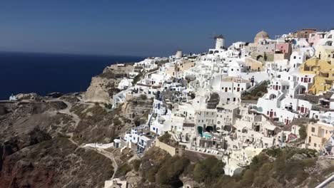 4k-video.-amazing-romantic-white-houses-in-Oia,-Santorini-island,-Greece.-with-a-panoramic-view-of-the-whole-cliff