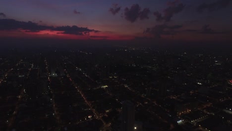 Lila-Stadt-Sonnenuntergang-über-Sao-Paulo,-Brasilien