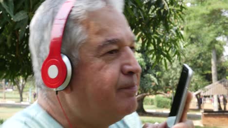 Senior-masculino-en-auriculares