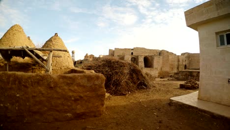 casas-de-barro-en-la-aldea-árabe,-cerca-de-la-frontera-entre-Turquía-y-Siria