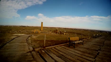 bancos-de-madera-y-suelo-sobre-ruinas-de-fecha-Universidad-de-Harran-en-Turquía-meridional