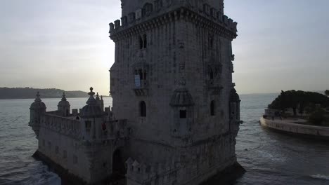 Vista-aérea-de-la-torre-de-Belem,-Lisboa,-Portugal