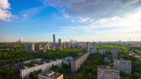 Russland-Sommer-Moskau-Stadtleben-Block-auf-dem-Dach-Antenne-Panorama-4k-Zeitraffer