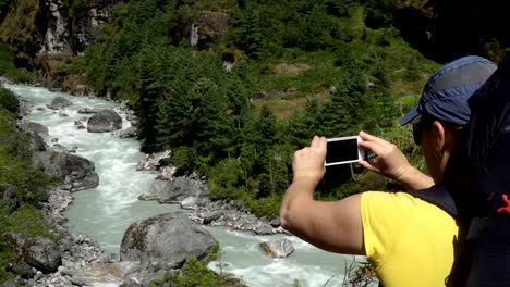 Das-Mädchen-nimmt-ein-Foto-der-Natur-per-Telefon