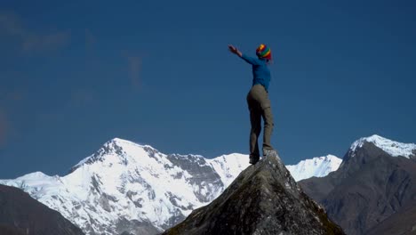 Mädchen-auf-einem-Felsen-mit-ihren-Händen