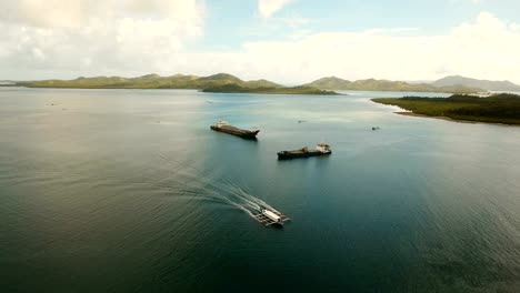 Naves-aéreas-de-carga-y-pasajeros-en-el-mar.-Filipinas,-Siargao