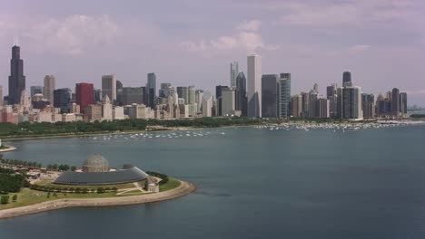 Luftaufnahme-des-Adler-Planetarium-und-der-Innenstadt-von-Chicago.