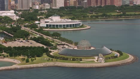 Luftaufnahme-des-Adler-Planetarium-und-der-Innenstadt-von-Chicago.