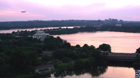 Fliegen-in-Richtung-Jefferson-Memorial-bei-Sonnenuntergang.