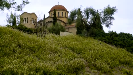 Iglesia-griega-en-campo-hermoso