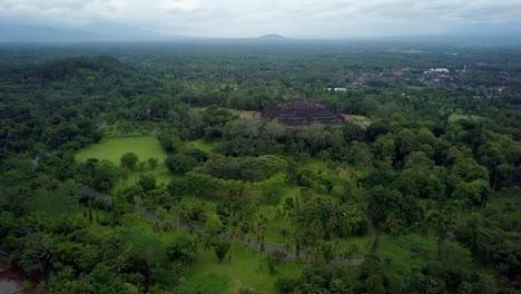 Tiro-de-drone-de-vista-aérea-del-templo-de-Borobudur-en-Java-al-amanecer,-viajes-Indonesia-religión-drone-concepto-4K-de-resolución