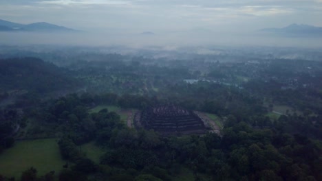 Tiro-de-drone-de-vista-aérea-del-templo-de-Borobudur-en-Java-al-amanecer,-viajes-Indonesia-religión-drone-concepto-4K-de-resolución