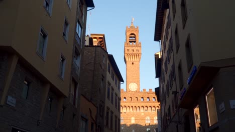 La-torre-de-Arnolfo-es-una-señal-brillante-de-Florencia