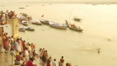 Zeit-Ablauf-indische-Pilger-Ruderboot-im-Sonnenaufgang.-Fluss-Ganges-in-Varanasi,-Indien.